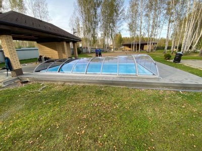 Композитный бассейн под раздвижным поликарбонатным павильоном на плитке